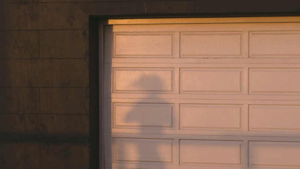 Optez pour une porte de garage sectionnelle pour un style moderne et sécurisé !