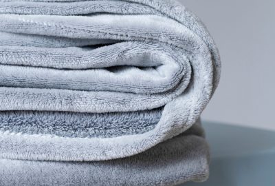 Plaid personnalisé : redéfinir la valeur d’un objet publicitaire textile