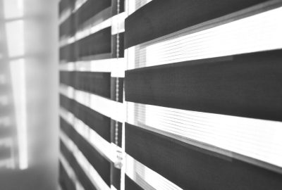 Réduire l’éblouissement et la chaleur grâce aux stores sur mesure