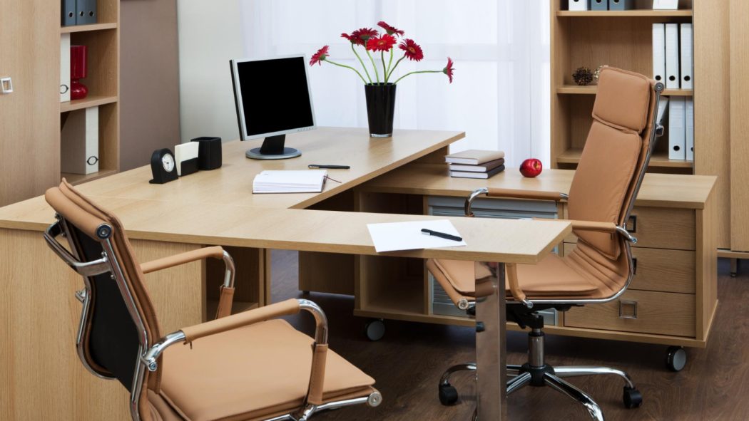 Aménagement de bureau : pourquoi opter pour un bureau avec retour ?