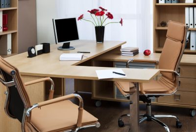 Aménagement de bureau : pourquoi opter pour un bureau avec retour ?